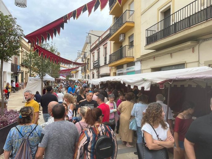 En la zona centro, entre la Plaza del Duque y la calle La Mina, se ha desarrollado con cientos de participantes el Mercado Medieval con gran afluencia.