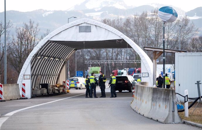 Archivo - Imagen de archivo de la policía de Austria en la frontera. 