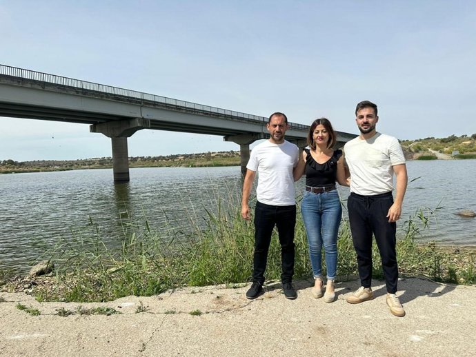 Sira Rego, entre Sebastián Pérez y José Manuel Gómez Jurado, en su visita al embalse de La Colada.