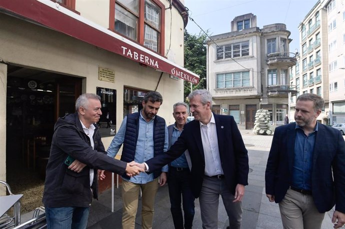 Paseo electoral con la participación de Rueda y Bendodo, en Carballo (A Coruña).