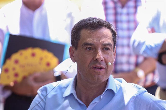 El presidente del PP-A y de la Junta de Andalucía, Juanma Moreno, en su intervención con los vecinos del barrio de Triana, a 16 de mayo de 2023, en Sevilla, (Andalucía, España). El presidente del PP-A y de la Junta de Andalucía, Juanma Moreno, participa