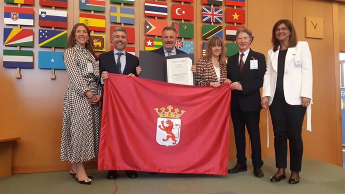 El presidente de la Diputación de León, Eduardo Morán, junto con representantes de la delegación leonesa que se ha desplazo a Roma y miembros de la FAO, que ha otorgado a las Montañas de León la certificación Sipam.