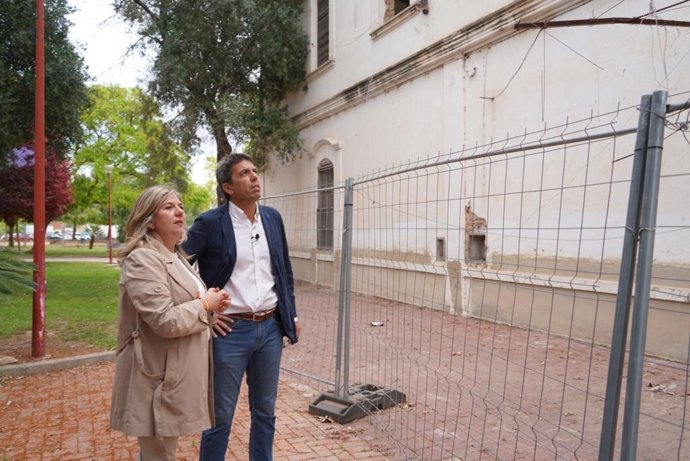 Carlos Mazón visita Paiporta junto a la candidata 'popular' a la Alcaldía, Chelo Lisarde