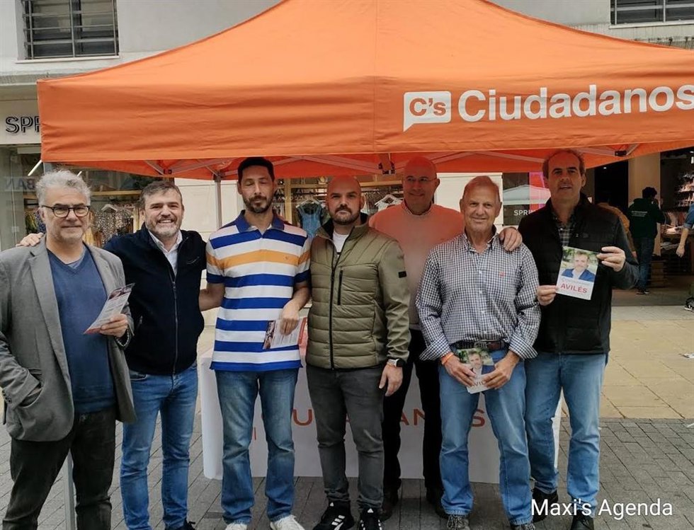Luis Fanjul, segundo por la izquierda