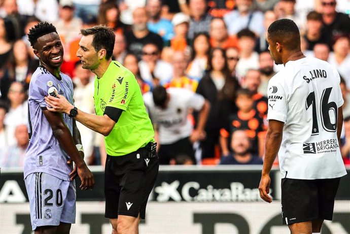 El delantero del Real Madrid Vinicius Júnior, ante el Valencia. 