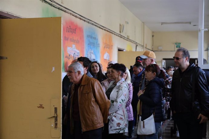 Archivo - Votantes en un colegio electoral de Sofía, Bulgaria, el 2 de abril