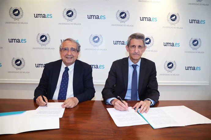 El presidente del Consejo de Administración de Fundalogy Unicaja, José M. Domínguez, y el rector de la UMA, José Ángel Narváez, han firmado el acuerdo de colaboración para este programa que impulsará el emprendimiento de base universitaria.
