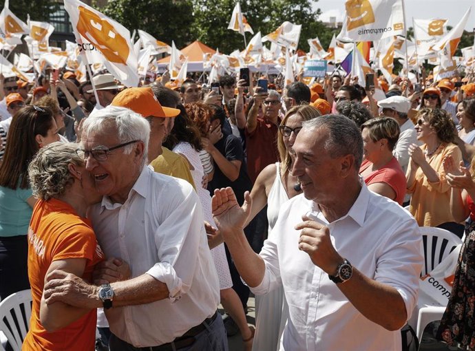 El candidato a la Generalitat valenciana, Joan Baldoví (d), y el alcalde de Valncia y candidato a revalidar la alcaldía, Joan Ribó, durante un acto de campaña de Compromís, en el Parc Central