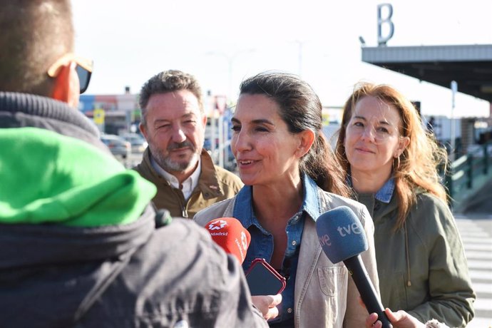 La candidata de Vox a la Comunidad, Rocío Monasterio, ofrece declaraciones a los medios durante su visita a Mercamadrid, a 12 de mayo de 2023, en Madrid (España). La visita coincide con el inicio de la campaña electoral de las elecciones autonómicas y m