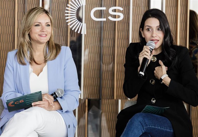 La portavoz de Ciudadanos (CS) en el Congreso, Inés Arrimadas (d), interviene durante un encuentro de Ciudadanos bajo el título, 'Mujeres radicalmente libres, en la Terraza Ginkgo a 22 de mayo de 2023, en Madrid (España).