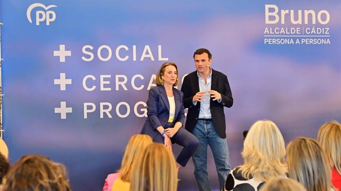 La secretaria general del PP y portavoz del Grupo Popular en el Congreso, Cuca Gamarra, junto al candidato por Cádiz, Bruno García