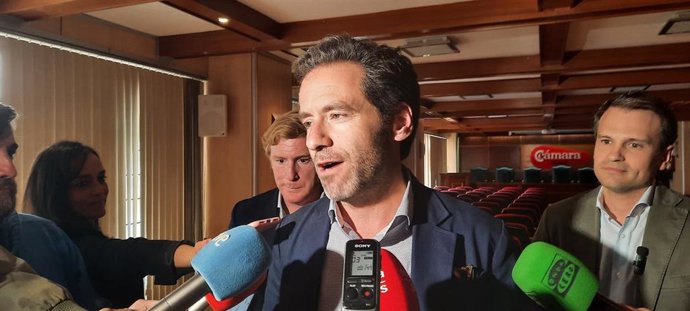 El portavoz del PP para las elecciones 2023, Borja Sémper, atiende a los medios de comunicación en Almendralejo