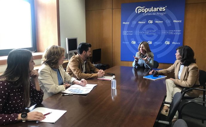 La numéro 2 de la lista del PP a las Cortes de Aragón por Zaragoza, Mar Vaquero, junto a la diputada 'popular', Marian Orós, en una reunión con la secretaria de Formación de UGT-Aragón, Pura Huertas y otros miembros del sindicato