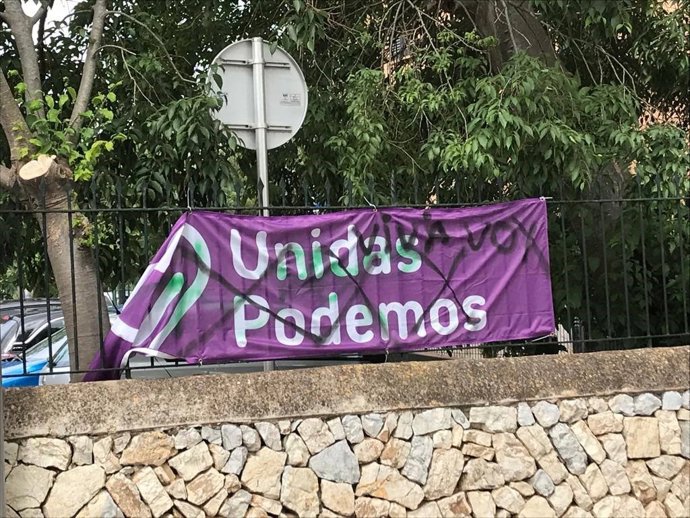 Pancarta de Unides Podem vandalizada en Son Sardina con la pintada 'viva Vox'.