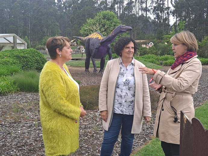 La consejera de Cultura, Política Llingüística y Turismo, Berta Piñán, que reúne con la alcaldesa de Colunga, Sandra Cuesta.