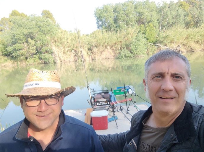 Ramiro Domínguez  (PAR), acompañado por un pescador de la 'Sociedad de Pesca La Badina' de Alcañiz