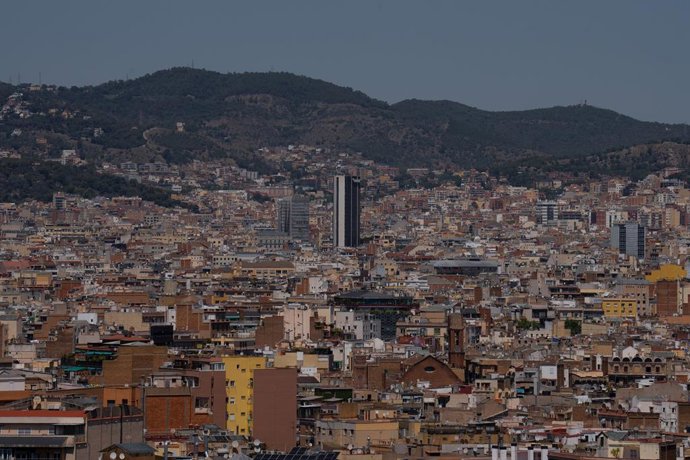 Diversos edificis d'habitatges des del mirador del Poble-sec