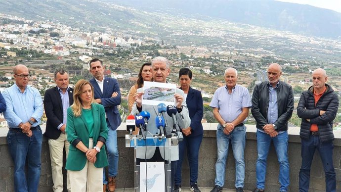 La candidata de CC a la Presidencia del Cabildo, Rosa Dávila, y el candidato a la Alcaldía de La Orotava, Francisco Linares, en una rueda de prensa sobre el PRUG del Teide