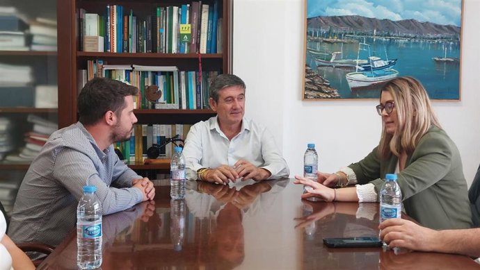 El alcalde de Adra (Almería), Manuel Cortés, con Agroalkimia SL