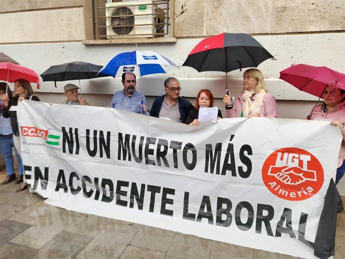 Concentración de UGT y CCOO por la muerte de un hombre en una balsa de riego.