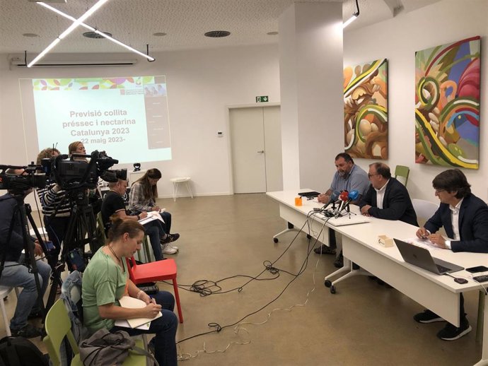 Rueda de prensa de Afrucat y Conselleria de Acción Climática, Alimentación y Agenda Rural sobre previsión de cosecha de fruta de hueso.