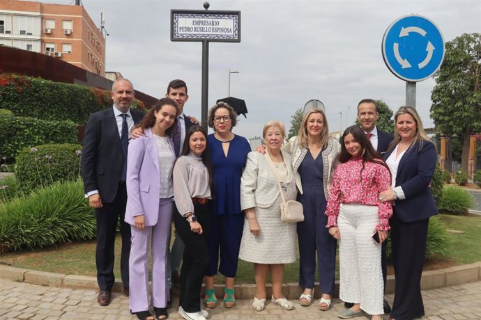 La alcaldesa de Alcalá de Guadaíra, Ana Isabel Jiménez, cuarta por la derecha, con la familia del empresario Pedro Rusillo Espinosa.