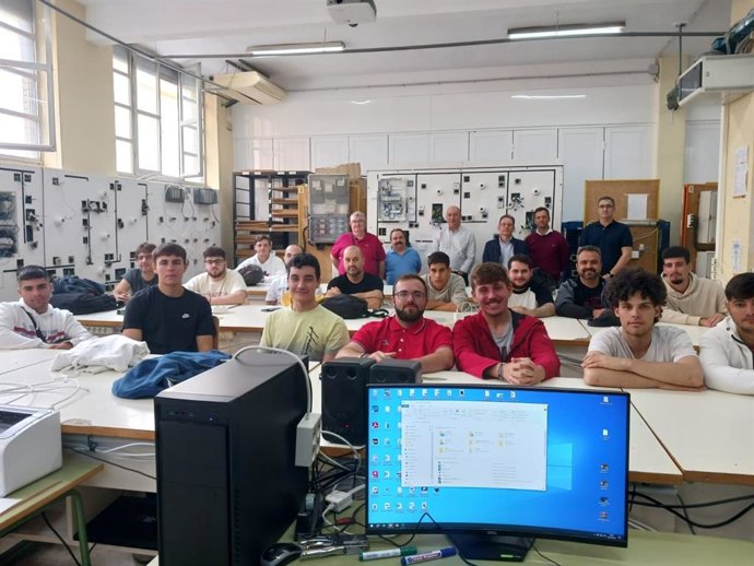 Alumnos del IES Politécnico y del IES Albert Einstein de la capital hispalense en su comienzo de prácticas