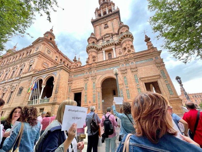 Primer día de huelga indefinida de los funcionarios de Justicia en Sevilla.
