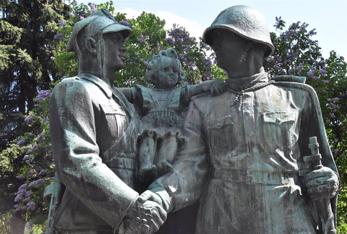 Archivo - Monumento ya desmantelado al mariscal soviético Konstantin Rokossowski, que se encontraba en la ciudad polaca de Legnica.