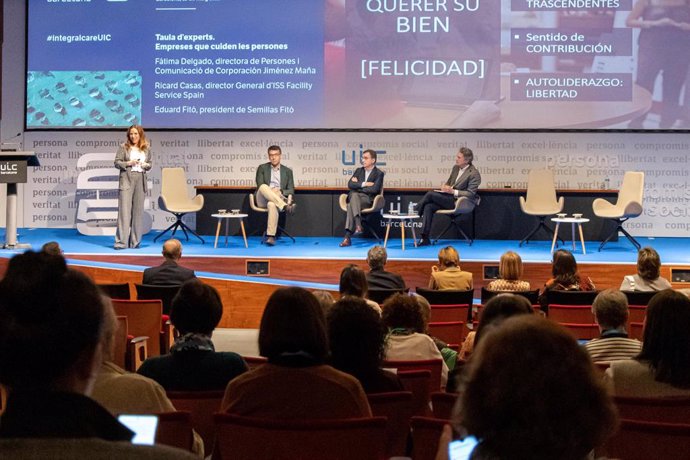 Una de las mesas redondas del simposio Perrsona, Sociedad y Cuidado se ha centrado en el bienestar emocional en el trabajo