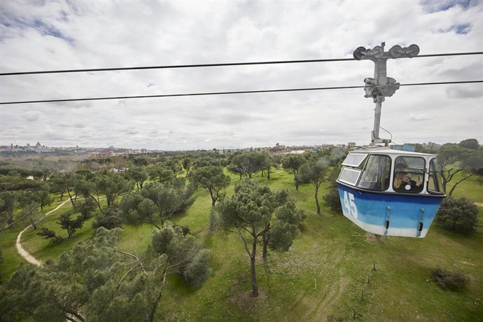 Archivo - Una pareja disfruta del viaje en Teleférico de Madrid.