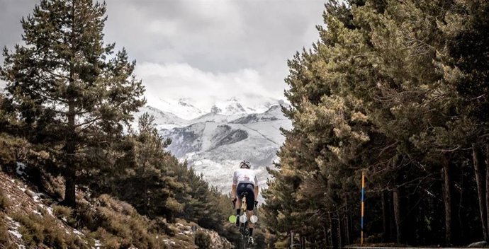 Un ciclista en la Sierra Nevada Límite Gran Fondo.