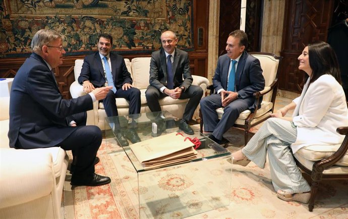 El presidente de la Generalitat, Ximo Puig, y la consellera de Política Territorial, Rebeca Torró, se reúnen con representantes de Ignis