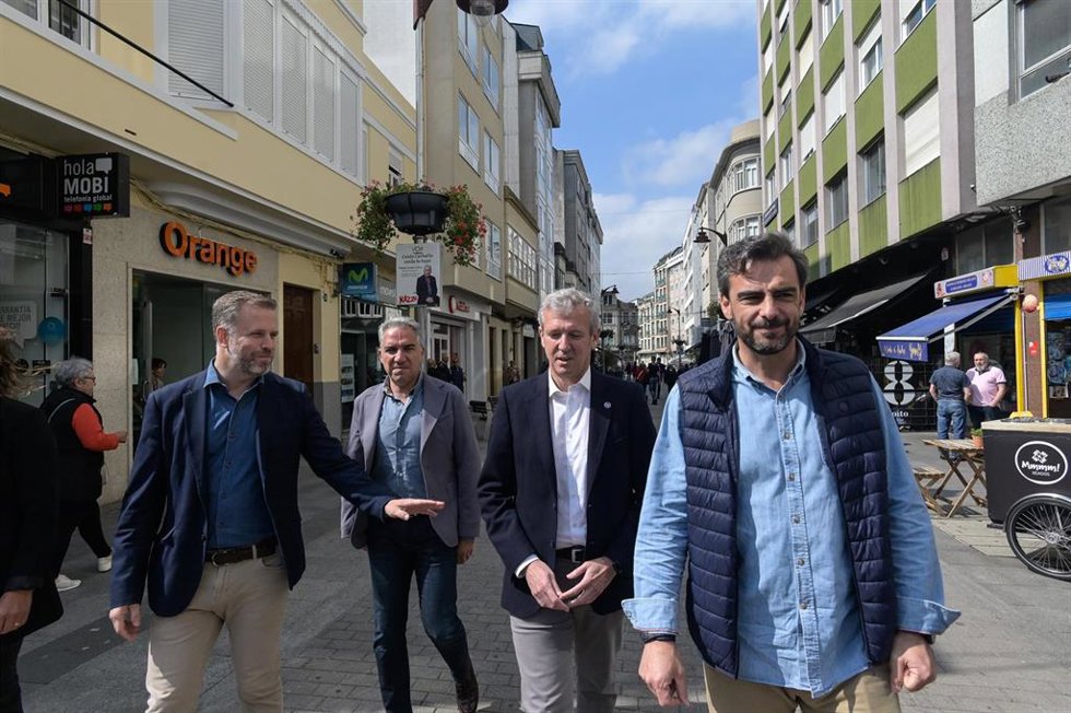 Bendodo, Rueda y otros dirigentes del PP participan en un paseo electoral en Carballo.