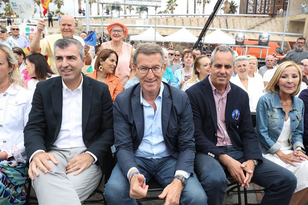 (I-D) El candidato del PP a la Presidencia del Gobierno de Canarias, Manuel Domínguez; el presidente del Partido Popular, Alberto Nuñez Feijóo y el candidato del PP al Cabildo de Gran Canaria, Miguel Jorge Blanco, durante un mitin en Las Palmas de Gran 