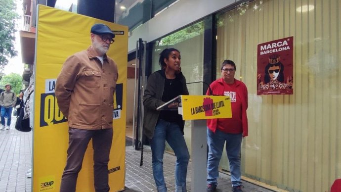 El diputado Carles Riera, la alcaldable de la CUP por Barcelona Basha Changue y la número 8 Marga Olalla