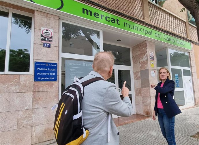 La candidata de CS a la alcaldía de Palma, Eva Pomar, en su visita a Camp Redó.