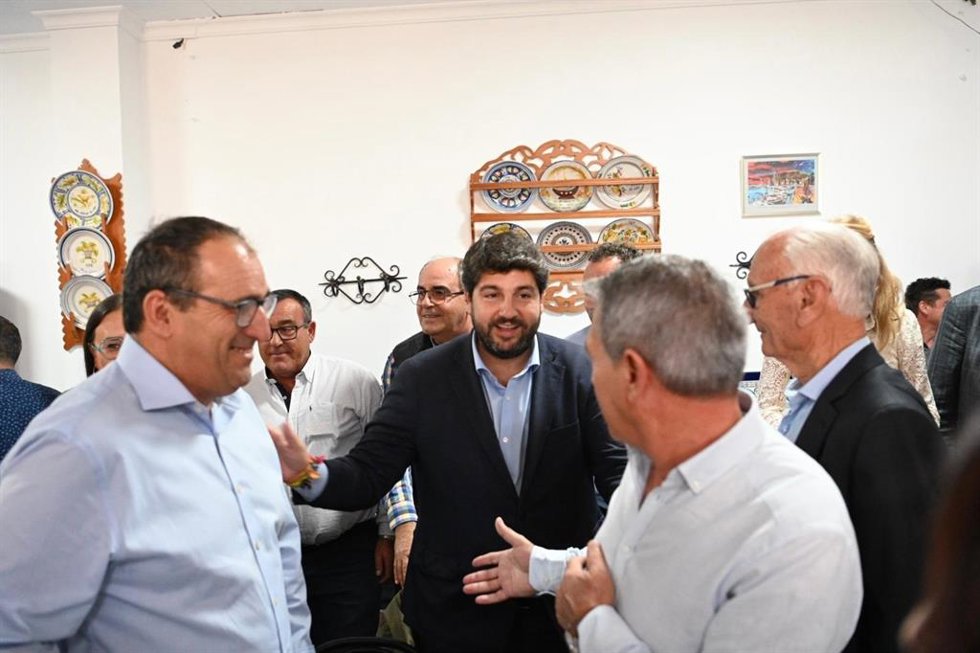 El candidato del PP a la Presidencia de la Comunidad, Fernando López Miras, en un acto de su partido en Águilas (Murcia)
