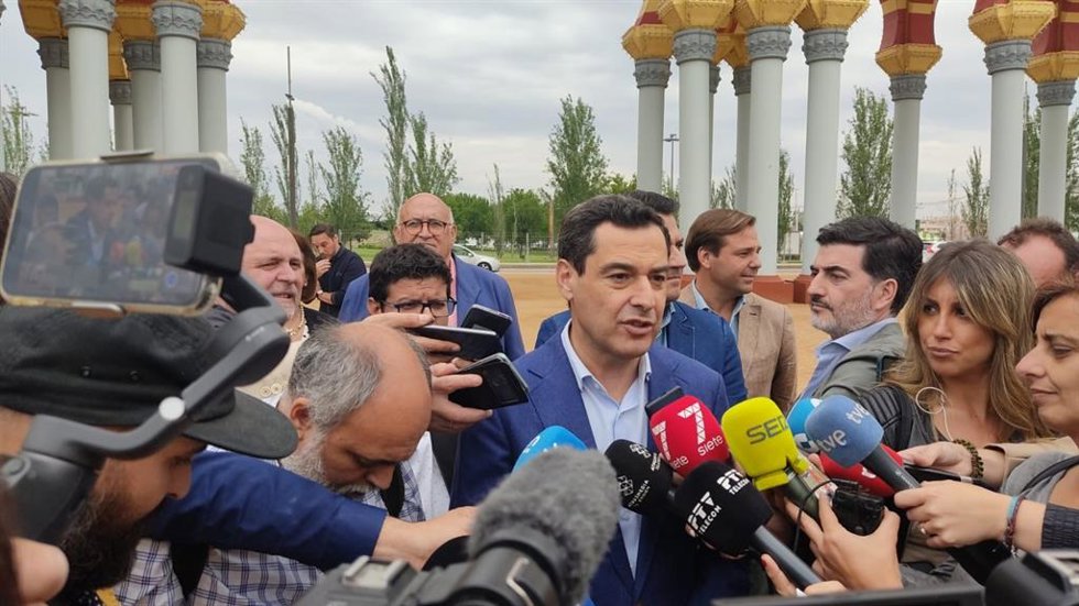 El presidente de la Junta de Andalucía, Juanma Moreno, atiende a medios. ARCHIVO.
