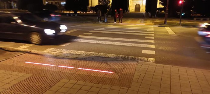 Balizas luminosas en un cruce peatonal del tranvía