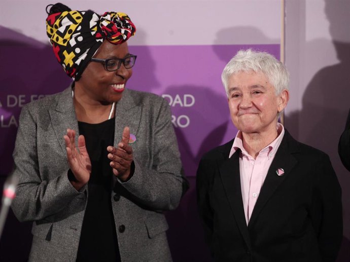 Archivo - La directora de la dirección general de Diversidad Sexual y LGTBI, Boti García Rodrigo (dech) y la directora general para la Igualdad de Trato y Diversidad Étnico-Racial, Rita Bosaho