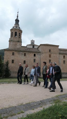 El candidato del PP a la Presidencia del Gobierno de La Rioja, Gonzalo Capellán, junto a miembros de su candidatura en San Millán de la Cogolla