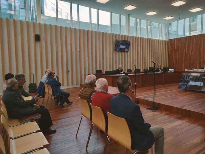 Juicio contra nueve acusados de prevaricación y cohecho, por amañar supuestamente un contrato de basura en Nigrán, entre ellos dos exalcaldes y un exconcejal.