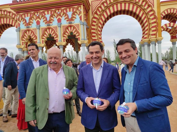 Juanma Moreno con Jesús Aguirre y José María Bellido.