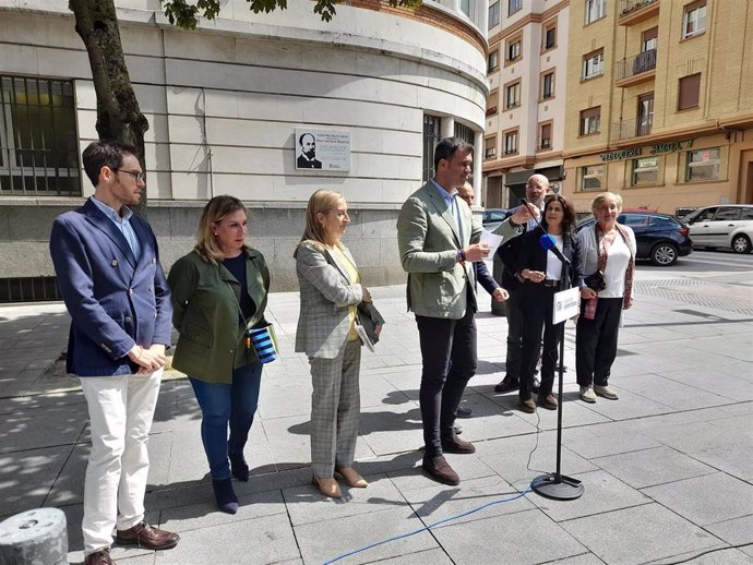 La vicepresidenta segunda del Congreso de los Diputados y secretaria ejecutiva de Sanidad del Partido Popular, Ana Pastor, junto al candidato del PPN a la Presidencia de Navarra, Javier García, y el candidato a la Alcaldía, Carlos García Adanero