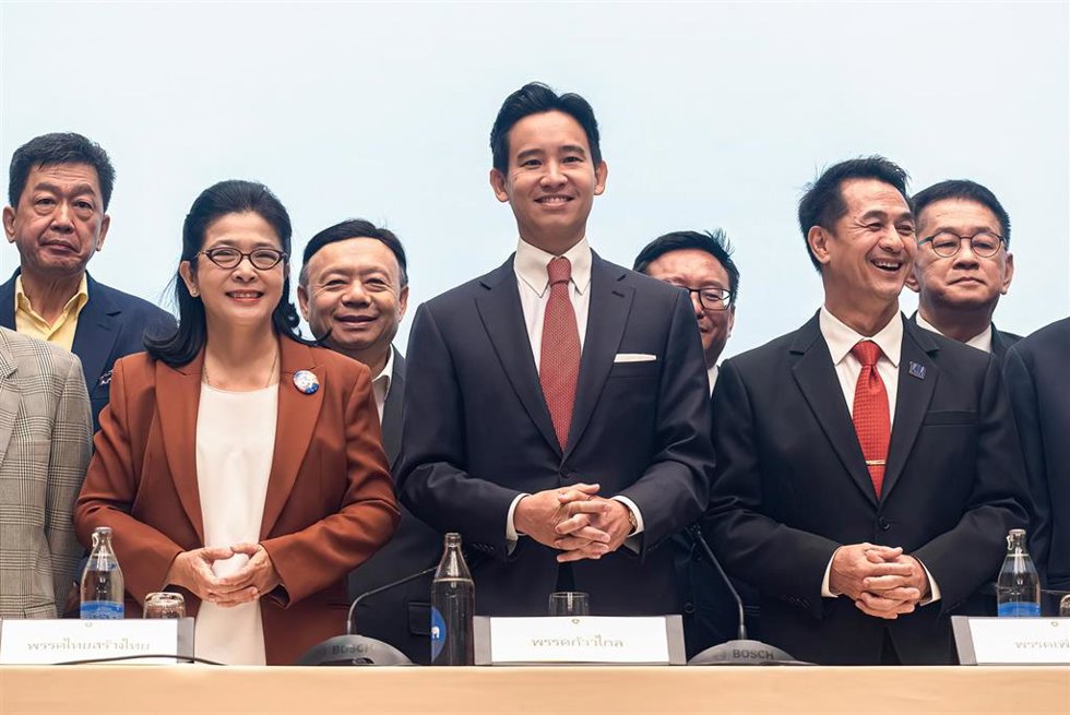Sudarat Keyuraphan, Pita Limjaroenrat y Cholnan Srikaew en una rueda de prensa