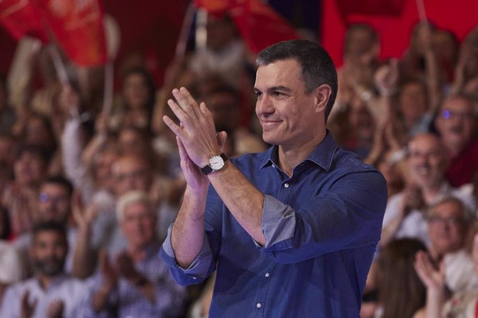 El presidente del gobierno de España y secretario general del PSOE, Pedro Sánchez, interviene durante el acto de campaña con el candidato del PSOE a la alcaldía de Sevilla en FIBES, a 13 de mayo de 2023 en Sevilla (Andalucía, España). (Foto de archivo).