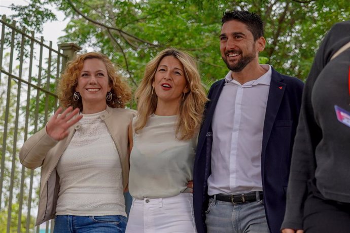 La vicepresidenta segunda del Gobierno y ministra de Trabajo y Economía Social, Yolanda Díaz (c), con los candidatos de Podemos e IU a la Alcaldía de Sevilla , Susana Hornillo (i) e Ismael Sánchez. 