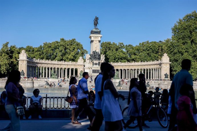 Archivo - Ambiente en el parque del Retiro, a 4 de septiembre de 2022, en Madrid (España). Una encuesta realizada en internet por el portal musement ha acreditado al parque del Buen Retiro como el mejor parque público de Europa, con un total de 153.44