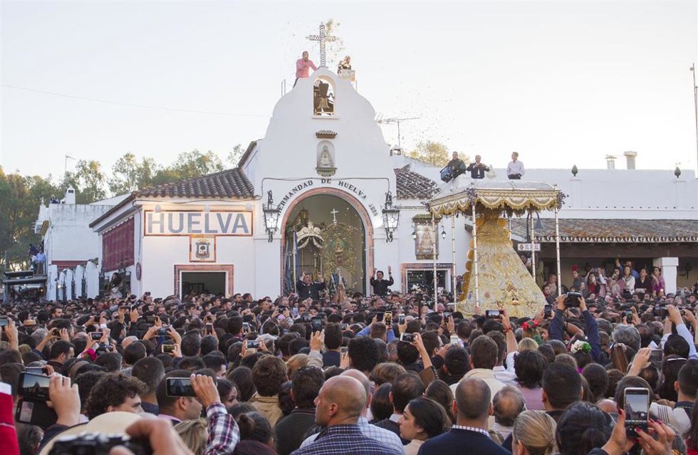 Archivo - Procesión de la Virgen del Rocio en romería, en una imagen de archivo.